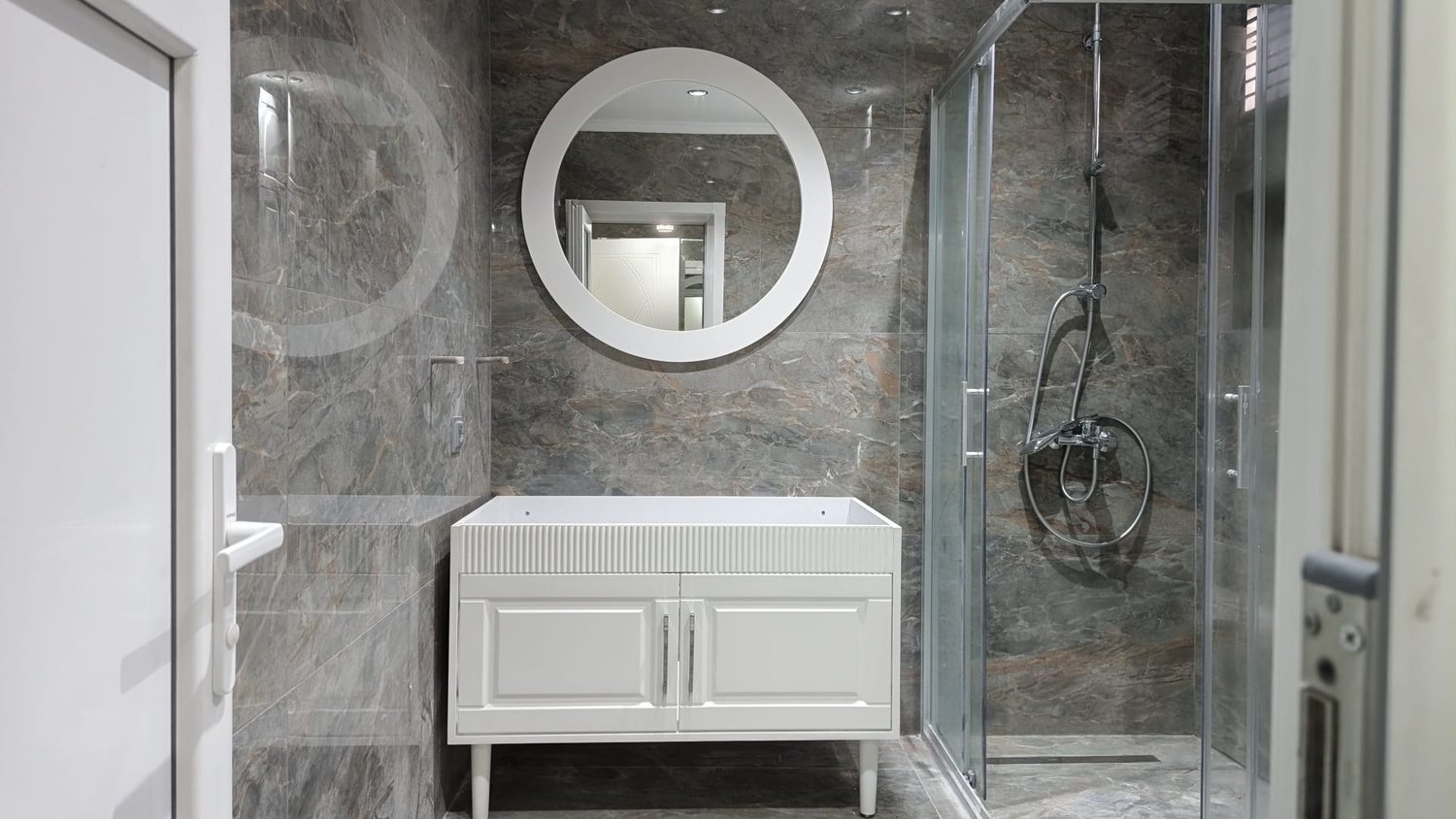 Fitilli banyo dolabı, taş tezgâh ve lavabo