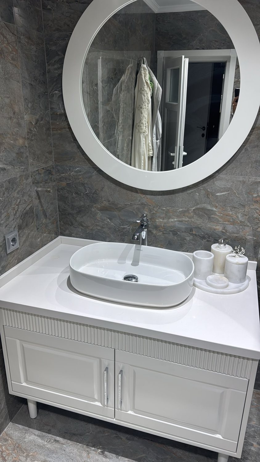 Fitilli banyo dolabı yakın çekim